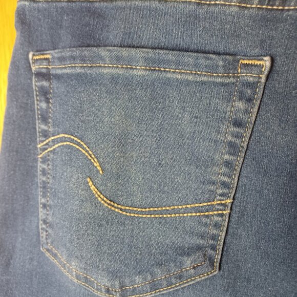 Levi Strauss Signature Women's Totally Shaping Pull-On Skinny Jeans - Picture 5 of 6